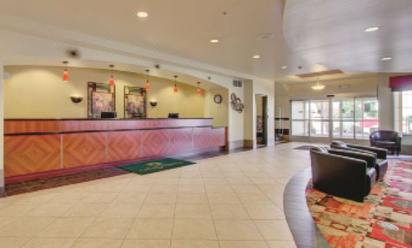 La Quinta Inn & Suites by Wyndham Denver Gateway Park