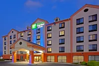 Holiday Inn Express & Suites Meadowlands Area فنادق في Hasbrouck Heights