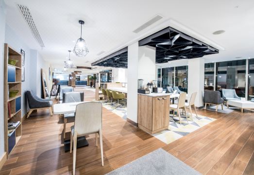 켄싱턴 하이 스트리트의 평화로운 풍경