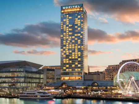 Sofitel Sydney Darling Harbour Отели рядом с достопримечательностью «The Cenotaph»