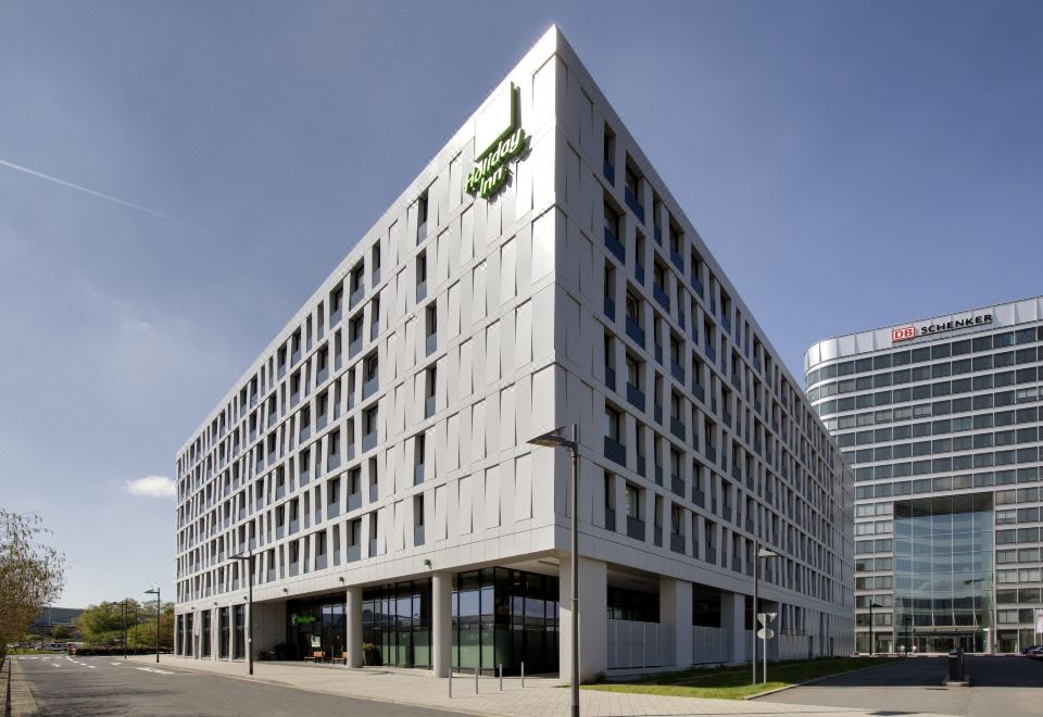 Holiday Inn Frankfurt Airport의 현대적인 로비 이미지