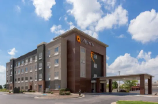 La Quinta Inn & Suites by Wyndham Wichita Airport Hotéis em 