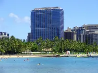 Ka Laʻi Waikiki Beach, LXR Hotels & Resorts Hotel dekat Statue of Duke Kahanamoku