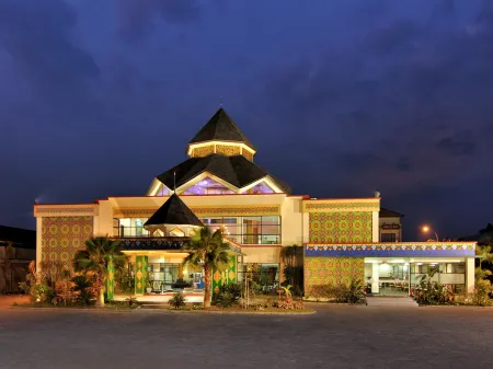 Yusro Hotel Restaurant & Convention Отели в г. Peterongan