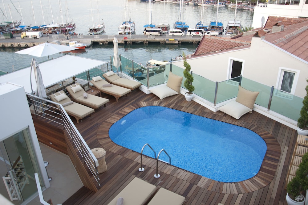 Alesta Yacht Hotel