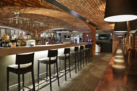 Yas Plaza Marina by IHG Отели рядом с достопримечательностью «Яс»