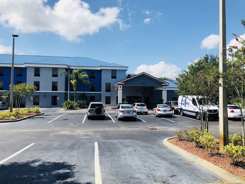 Days Inn & Suites by Wyndham Lakeland