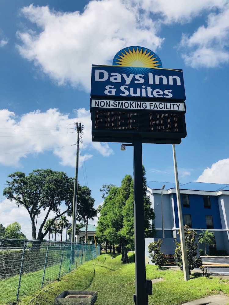 Days Inn & Suites by Wyndham Lakeland