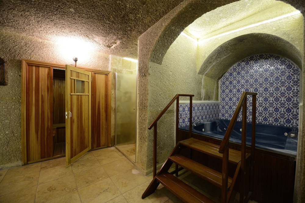 Roma Cave Suite