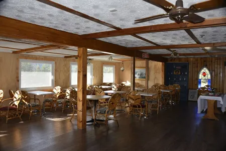 Travels Inn Victoria County Отели рядом с достопримечательностью «Кейп-Бретон-Хайлендс»