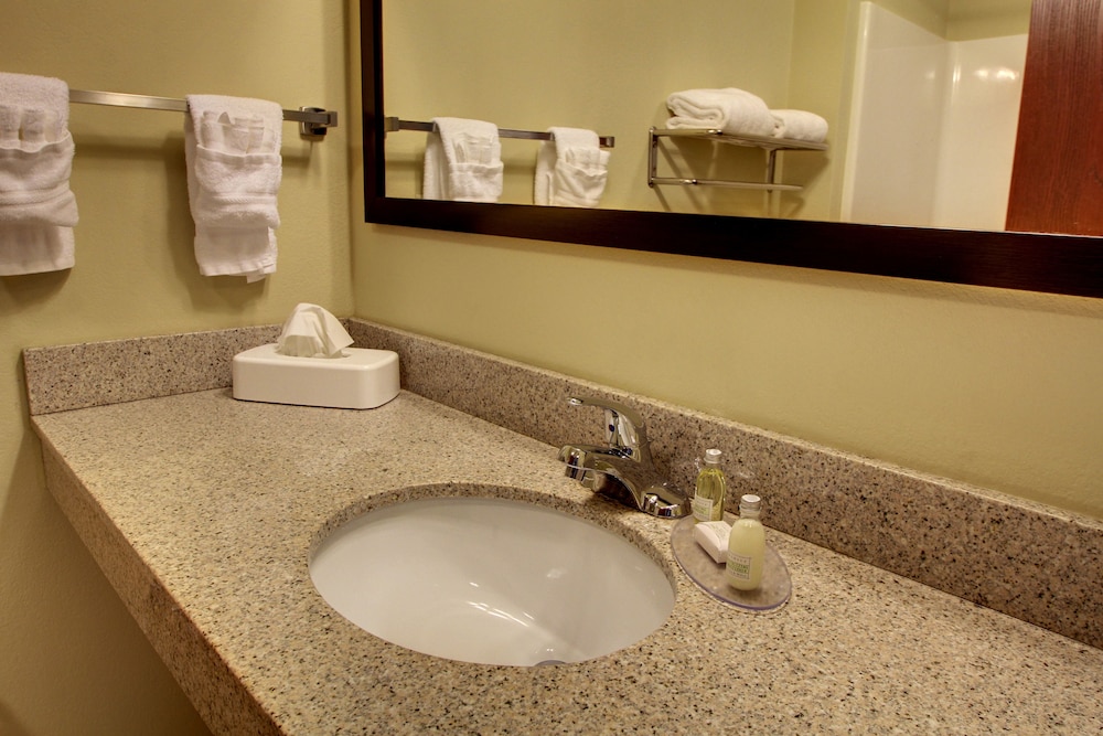 Cobblestone Hotel & Suites - Newton