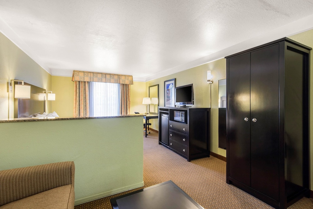 Quality Inn & Suites Gallup I-40 Exit 20