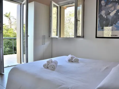 North House with Pool and Lake View