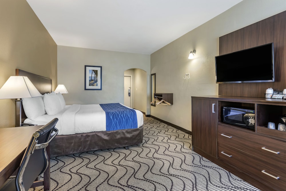 Comfort Inn & Suites Orange County John Wayne Airport