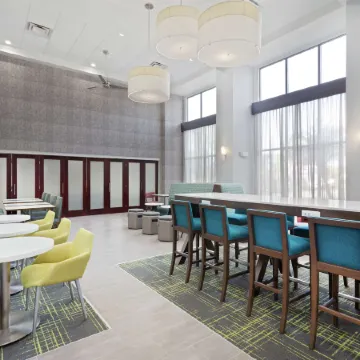 Hampton Inn & Suites Orlando-International Dr. North Отели рядом с достопримечательностью «Аквапарк Volcano Bay»