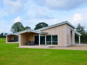 Executive Lakeside Lodge at Mullans Bay