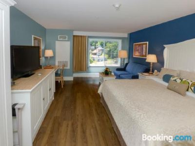 King Room with Sofa Bed and Village View - Disability Access Watkins Glen Harbor Hotel Photo