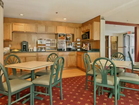 Super 8 by Wyndham Dodgeville Отели рядом с достопримечательностью «Блу Маунд Стейт Парк - Запад Обзервейшен Тауэр»