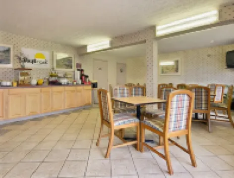 Days Inn & Suites by Wyndham Dayton North Hotels in Butler Township