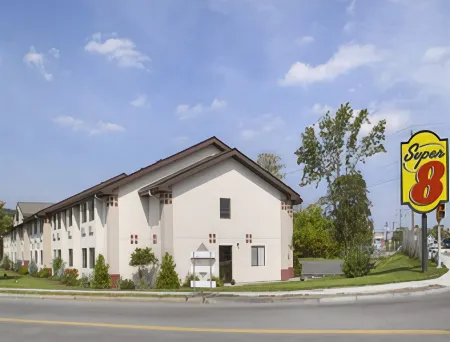 Super 8 by Wyndham Ithaca Отели рядом с достопримечательностью «Водопады Итака»