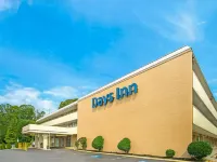 Days Inn by Wyndham Alexandria South Hotels in Belle Haven