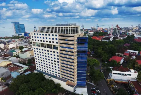 Aston Makassar Hotel & Convention Center Отели рядом с достопримечательностью «Wisma Pattimura»