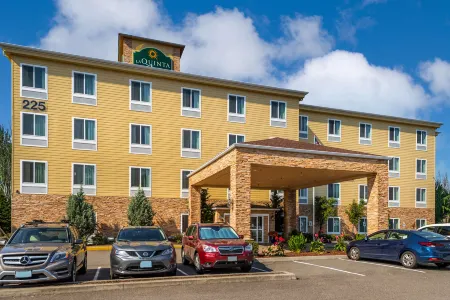 La Quinta Inn & Suites by Wyndham Auburn Отели рядом с достопримечательностью «Соос Крик Ботаникал Гарден & Херитедж Сентер»
