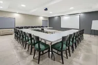 La Quinta Inn & Suites by Wyndham Mercedes Outlet Mall