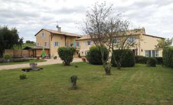 Vintage Farmhouse in Vinzelles with Pool & Centre Nearby