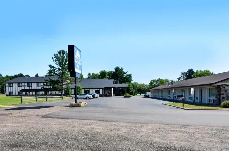 Super 8 by Wyndham Hayward WI