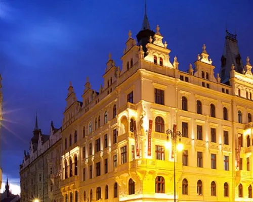 Hotel Kings Court Hotels near Powder Tower