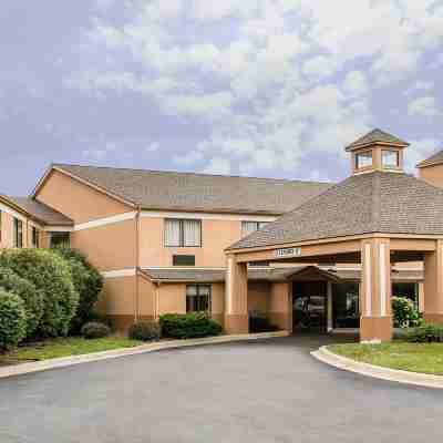 Baymont by Wyndham Belleville Airport Area Hotel Exterior