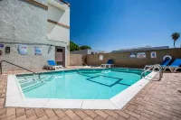 Hyland Inn Near Pasadena Civic Center - Pools