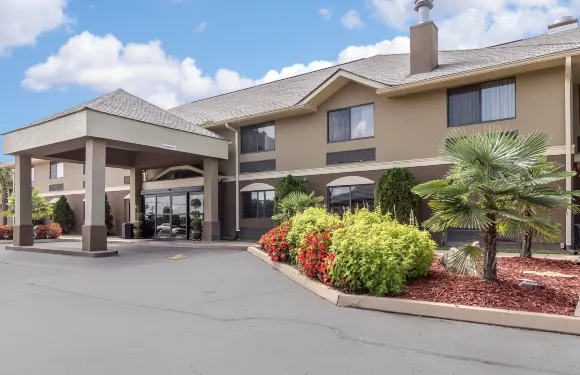 舒適套房酒店-近羅賓斯空軍基地正門