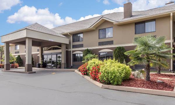 Comfort Inn & Suites - Near Robins Air Force Base Main Gate