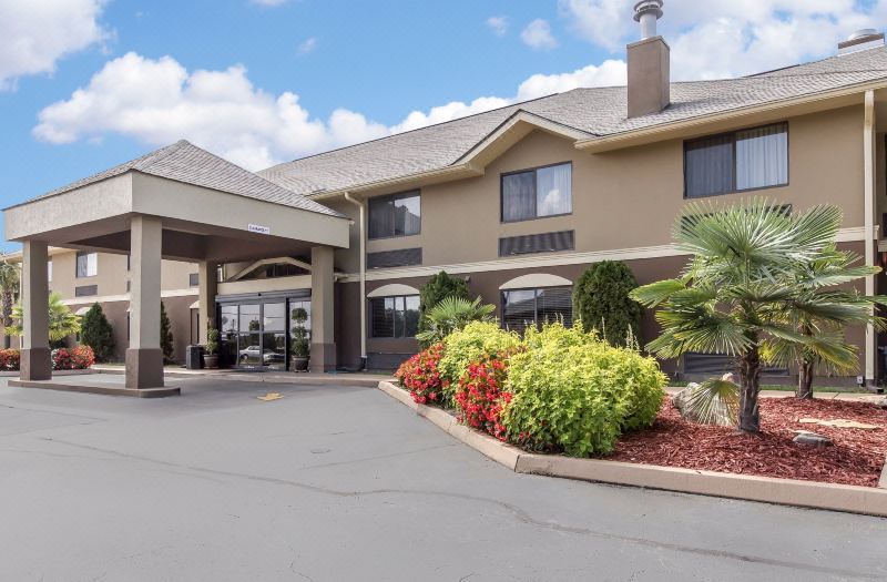 Comfort Inn & Suites - Near Robins Air Force Base Main Gate