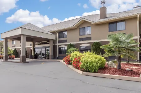 Comfort Inn & Suites - Near Robins Air Force Base Main Gate