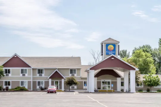Comfort Inn Hotels near Iron Mountain City Park