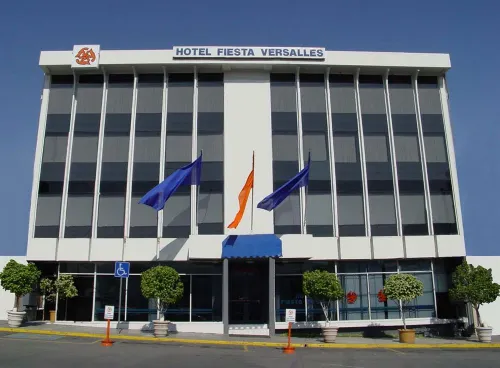 Fiesta Versalles Hotels in Монтерей