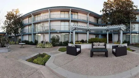 Holiday Inn Dublin-Pleasanton Отели рядом с достопримечательностью «Парк Ричард Фаи Виллидж Грин»