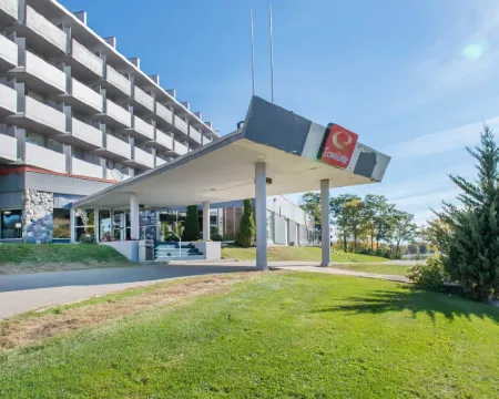 Econo Lodge Hotels in Lanark County
