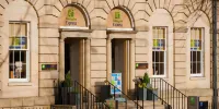 Holiday Inn Express EDINBURGH CITY CENTRE by IHG Hotel berhampiran Dovecot Cafe by Leo's