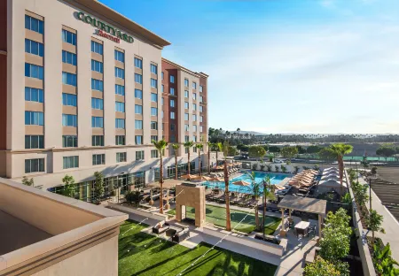 Courtyard by Marriott Irvine Spectrum Отели рядом с достопримечательностью «Университет Калифорния, Ирвайн Дивижен оф Контининг Эдьюкейшен»