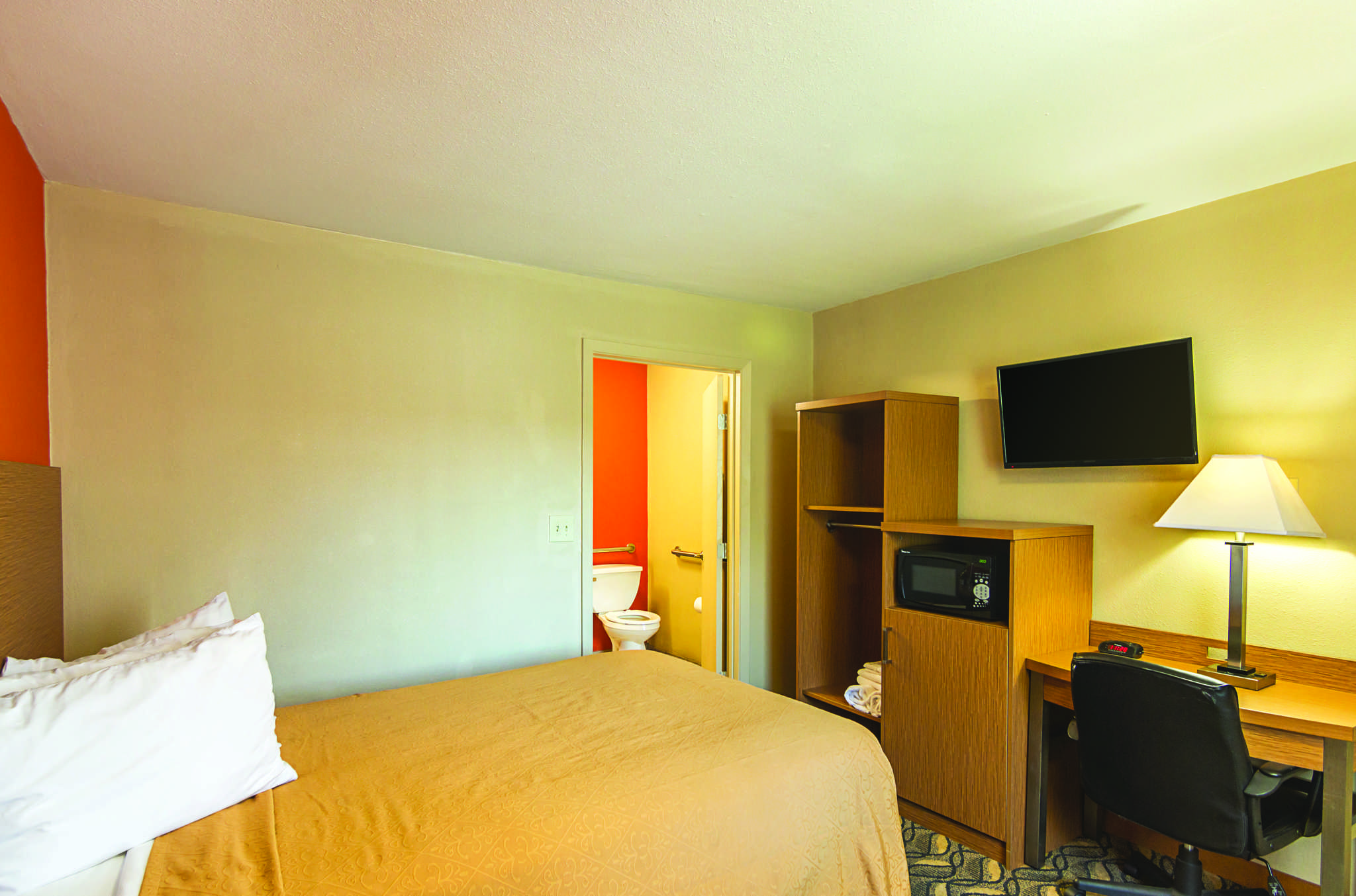 Days Inn & Suites by Wyndham Arlington Near Six Flags