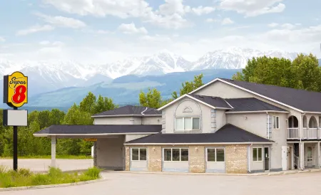 Super 8 by Wyndham Golden Отели рядом с достопримечательностью «Йохо»