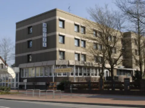 โรงแรมฮันโนเฟอร์แอร์พอร์ต บายเพรอมีแยร์กลาส โรงแรมในLangenhagen