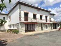Source de la Vallée Hotels in Sadroc