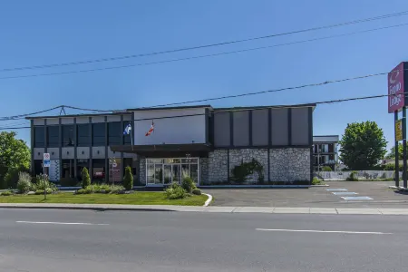 Hôtel le Principal Отели рядом с достопримечательностью «Centre d'Interprétation de la Nature du Lac Boivin»