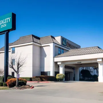 Days Inn by Wyndham Fort Worth North / Fossil Creek Отели рядом с достопримечательностью «Fort Worth Herd Longhorn Cattle Drive»