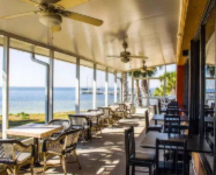 Quality Inn & Suites Gulf Breeze Bayside Near Pensacola Beach Hotels in Gulf Breeze